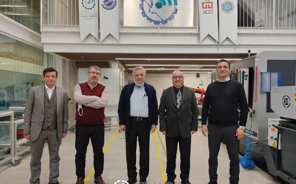 Yalın Enstitü Derneği’nin kurucusu ve Yönetim Kurulu Başkanı Yalçın İpbüken ile Yalın Enstitü Derneği YK Üyesi Erol Yakut Model Fabrika'yı ziyaret etti.