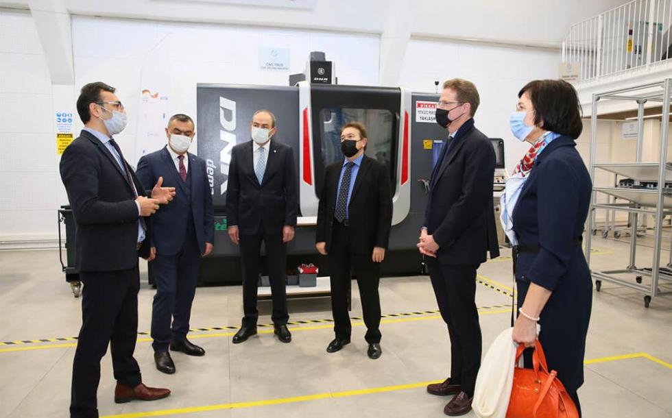 Avrupa Birliği (AB) Türkiye Delegasyonu Başkanı Büyükelçi Nikolaus Meyer-Landrut ve eşi Kayseri Model Fabrika'yı ziyaret etti.